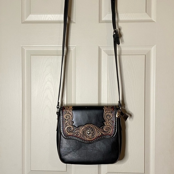 P & G Collection Concealed Carry Western Style Crossbody Purse - Picture 2 of 15